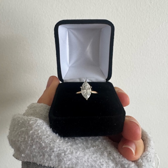 2.21 carat natural diamond marquise engagement ring in 14k yellow gold - Picture 6 of 7